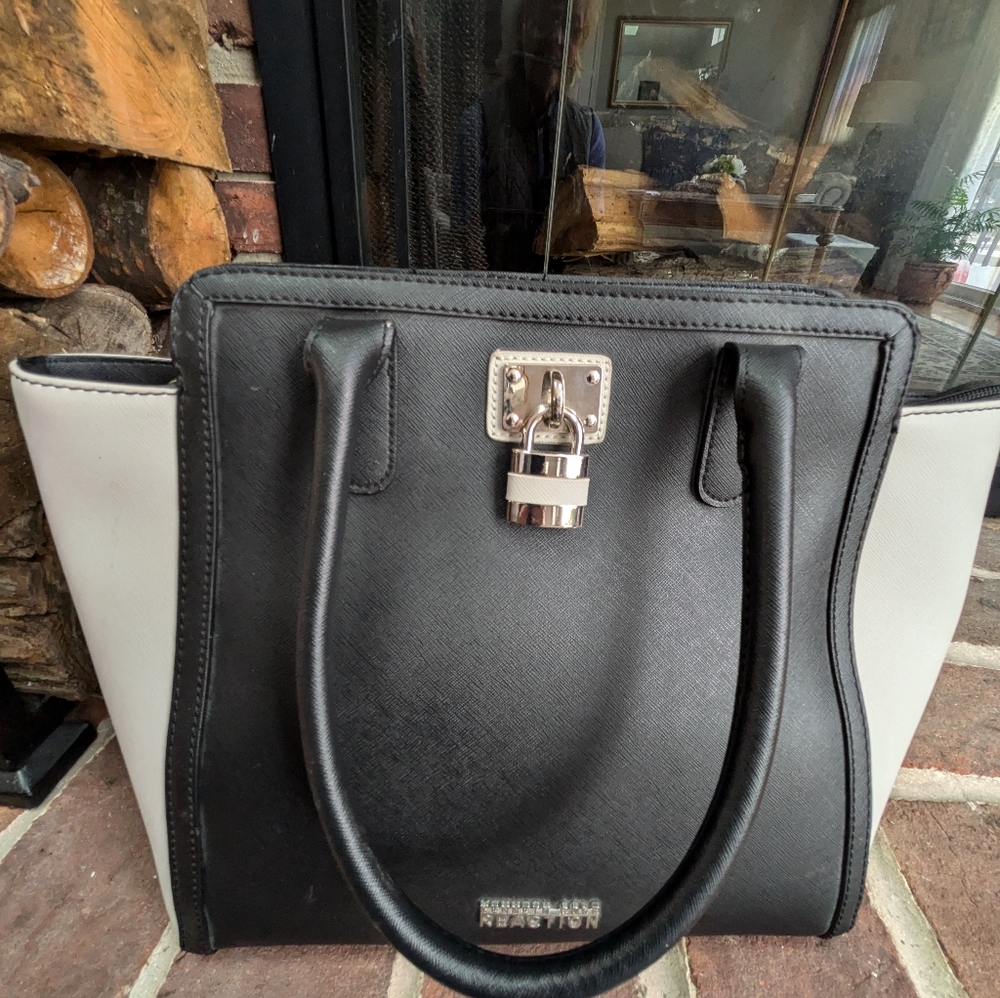 NWOT Kenneth Cole Reaction Pursea